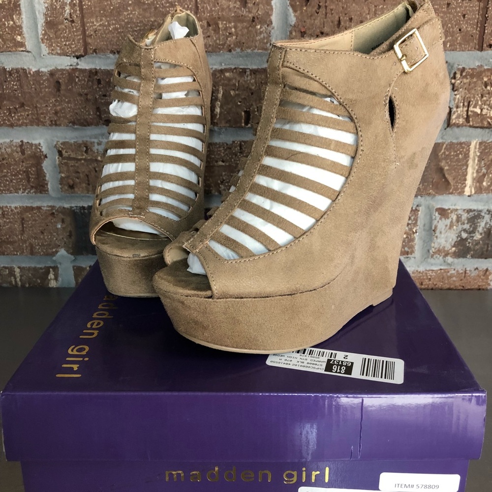 Madden Girl Warpe Wedge Sandal Taupe SZ 7